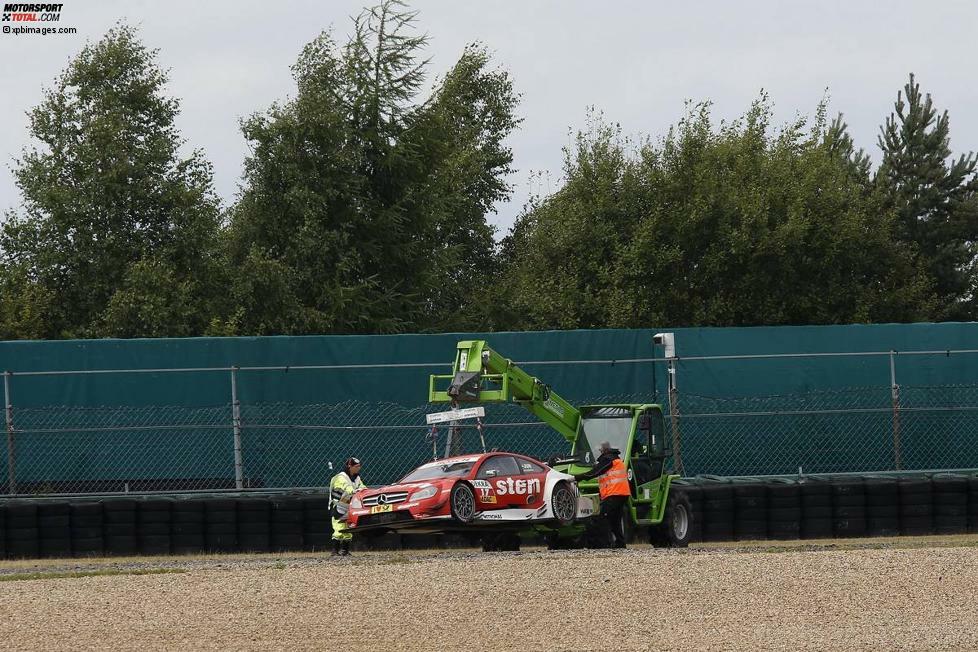 Daniel Juncadella hat es jedenfalls nicht immer bis ins Ziel geschafft. Hier sieht man den DTM-Youngster am Haken, nachdem er am Nürburgring die Strecke verlassen hat.