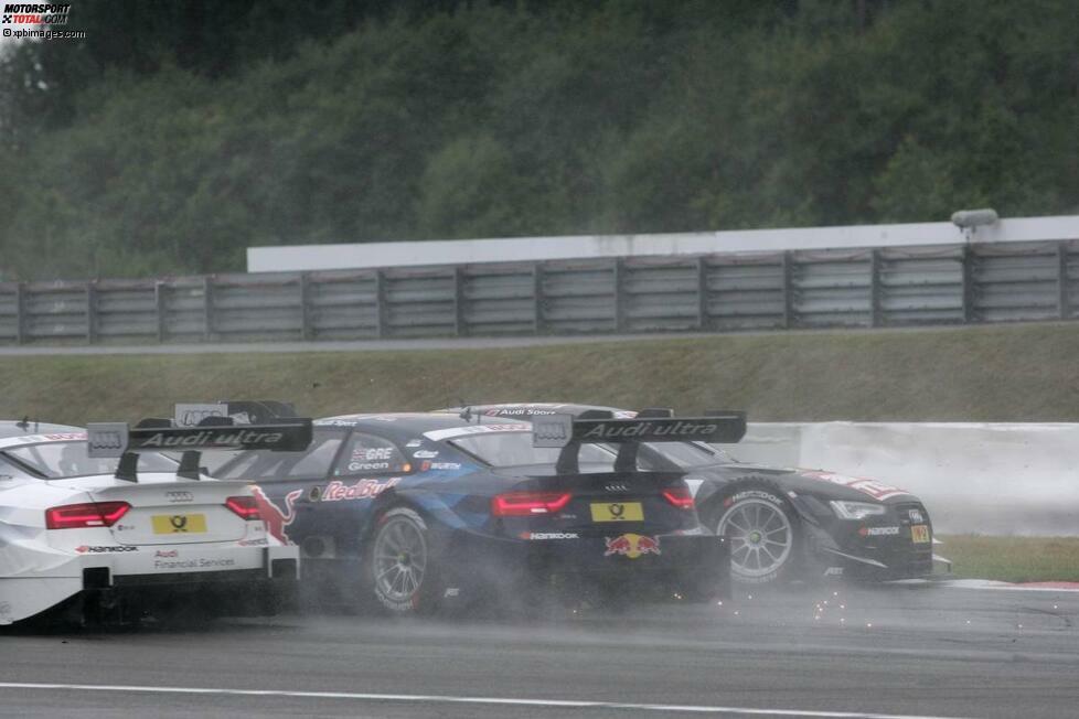 Zum Schluss unserer Fotostrecke: Treffen sich drei Audi-Fahrer. Nein, so beginnt kein populärer DTM-Witz, sondern die Szene, in der Ex-Champion Timo Scheider am Ende verkehrtherum auf der Fahrbahn steht. Wo? Sie ahnen es schon: ebenfalls am Nürburgring.