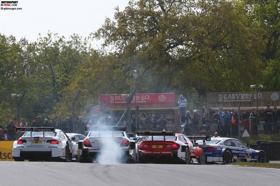 Irgendwie hat es also geklappt. Wie auch hier in Brands Hatch, als sich die DTM nach dem Start in die Driuds-Haarnadel quetscht. Ob am Kurvenausgang noch alle Autos mit dabei sind? Diese Frage stellt man sich dort in jedem Jahr...