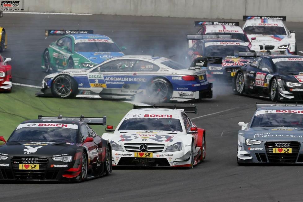 Manchmal wird es in der ersten Kurve aber auch verflixt eng. Wie hier am Lausitzring. Dirk Werner kann ein Lied davon singen. Er sitzt im blau-weißen Auto, das mitten im Feld quer zur Fahrtrichtung steht...