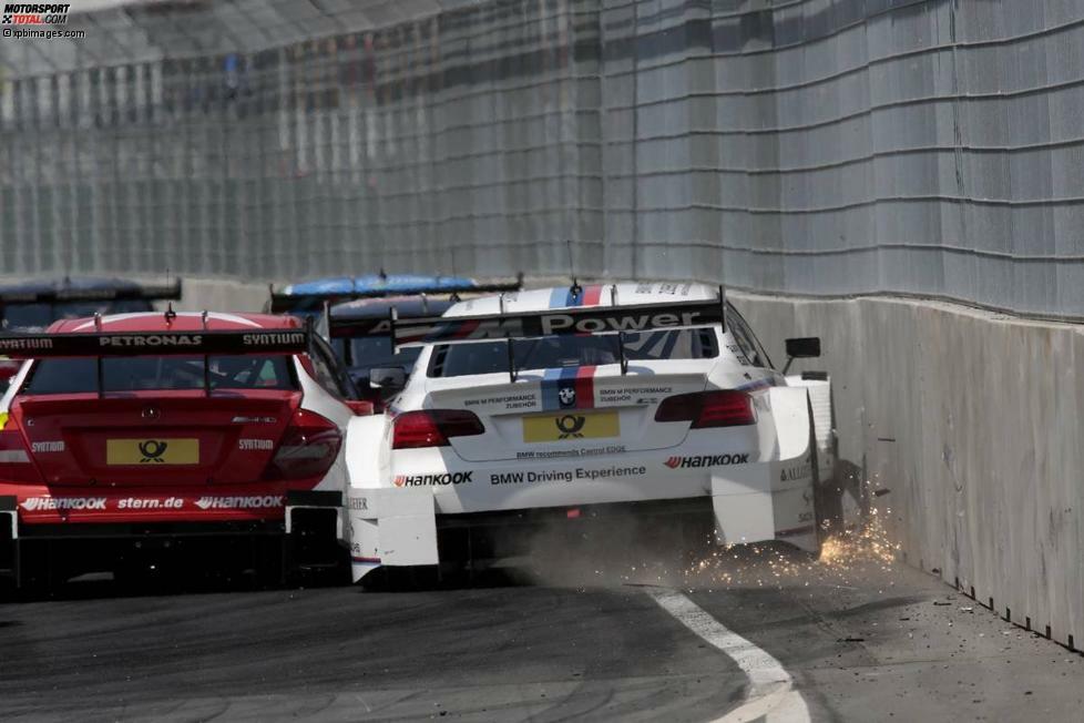 Sein BMW-Markenkollege Martin Tomczyk hatte am Norisring etwas weniger Glück. Dort, wo die Mauern ohnehin nahe stehen, kam er ihnen im Duell mit einigen Mitstreitern etwas zu nahe. Und schon fliegen die Funken...