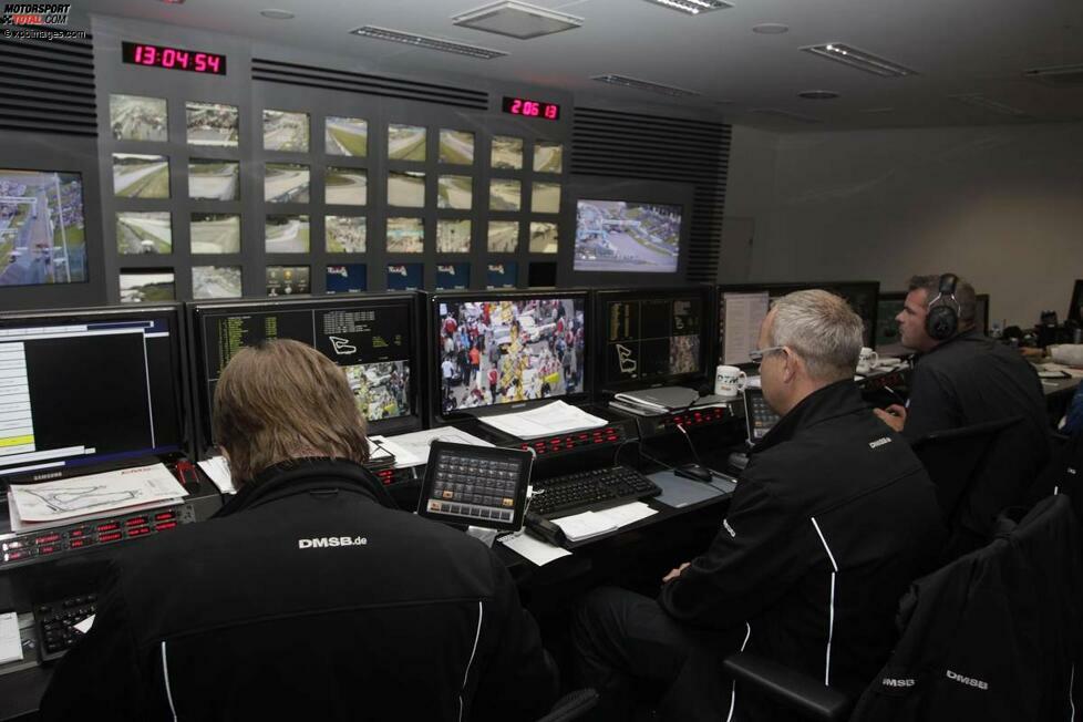 Viel zu sagen hat in der DTM auch die Rennleitung, die sich - wie hier in Spielberg - das Geschehen auf einer Vielzahl von Monitoren ansieht. Diesen Herrschaften entgeht also nichts. Was 2013 manchem Fahrer zum Verhängnis wurde.