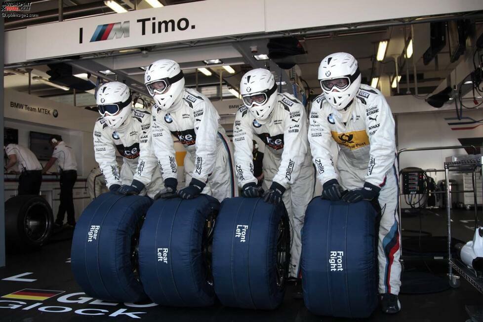 Und wer sagt eigentlich, dass nur die Herren Rennfahrer hochkonzentriert sind? Hier steht die Boxencrew von Timo Glock zum Reifenwechsel bereit.