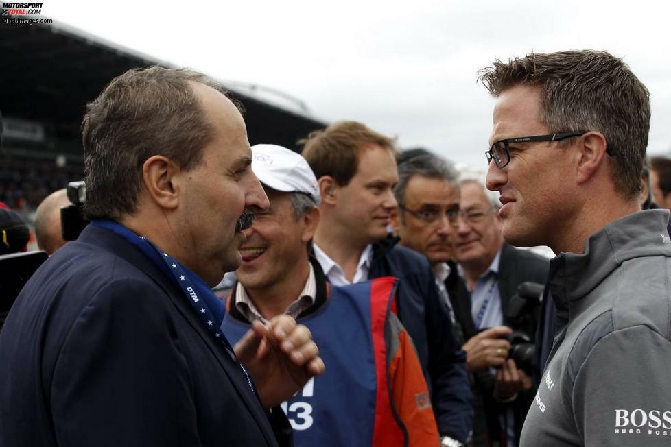 Ralf Schumacher (rechts) machte in der Startaufstellung indes die Bekanntschaft des berühmten Fernsehkochs Johann Lafer. Was der Gegenstand des Gesprächs war, entzieht sich unserer Kenntnis. Dass Schumacher in Sachen DTM aber vom Fach ist, versteht sich von selbst.