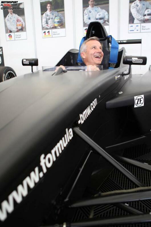 Und das hier ist nicht etwa der nächste Formel-1-Pilot, sondern BMW-Motorsport-Direktor Jens Marquardt. Er hat probeweise im Formel-BMW-Formelauto Platz genommen. Und das scheint ihm sichtlich zu gefallen...