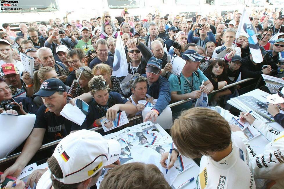 Einer ähnlich großen Beliebtheit durften sich Timo Glock (links) und Co. auch bei den Fans erfreuen. Hier ein Foto von einer typischen Autogrammstunde im Fahrerlager. Glock und Augusto 