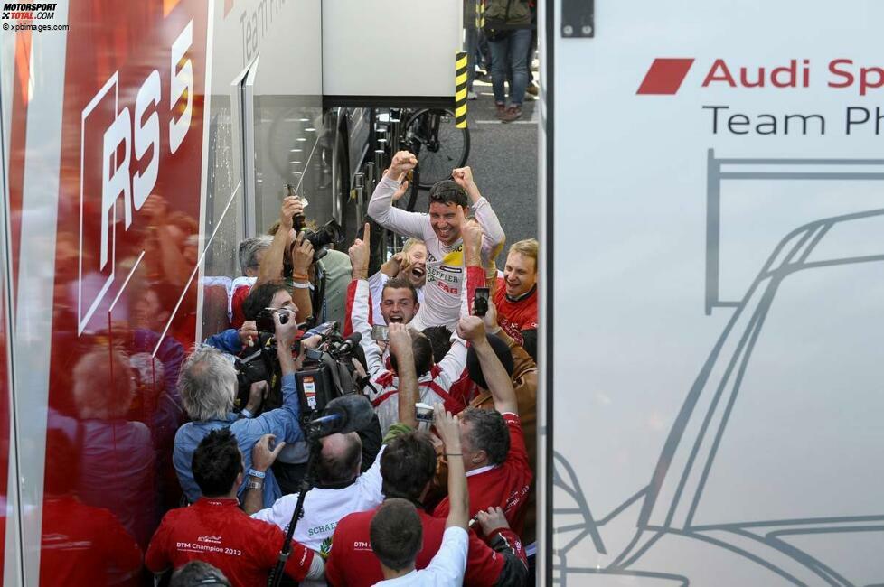 So hatte er zuvor seinen großen Triumph gefeiert: Mike Rockenfeller am Ziel seiner Träume, DTM-Titelträger 2013. gebadet in Champagner irgendwo im Fahrerlager, zwischen den Lastwagen der Teams, umringt von Teammitgliedern und Medienvertretern.