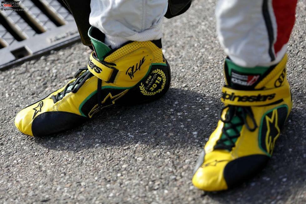 Die Meisterkrone ging 2013 nämlich an den Herrn, der beim Saisonfinale in Hockenheim in diesen Schuhen steckte. Wer also ist es? Natürlich: Mike Rockenfeller. Er ließ gleich mal die Farben seines Hauptsponsors in seine Rennstiefel einarbeiten...