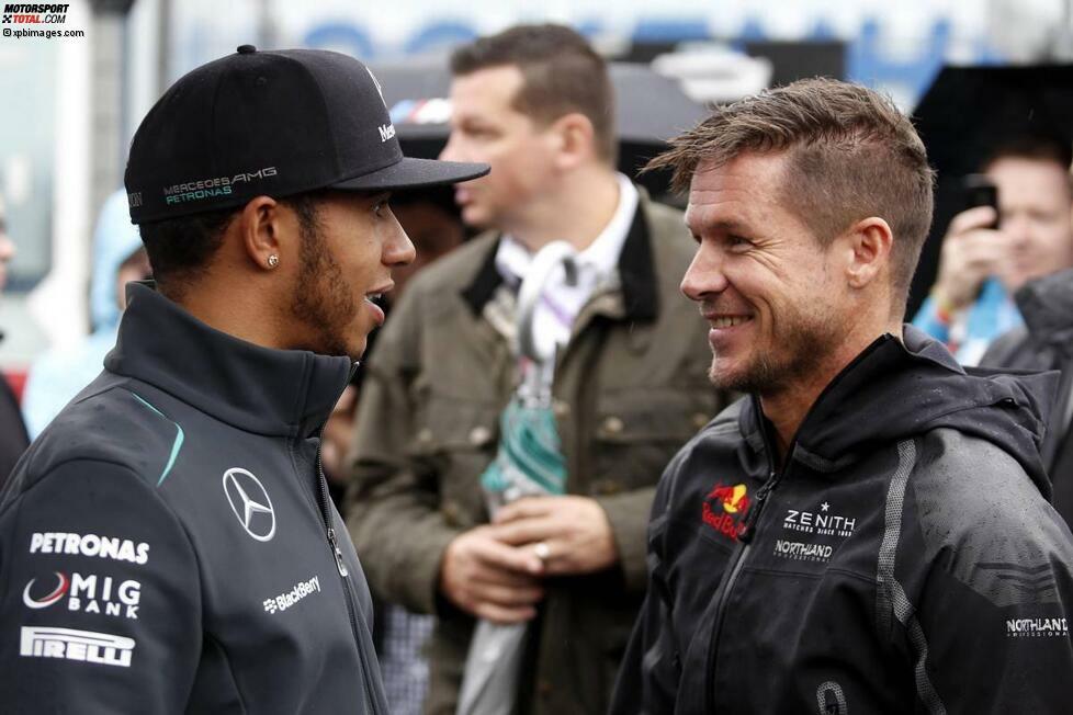Noch zwei herausragende Sportler: Links zu sehen ist der Formel-1-Weltmeister von 2008, Lewis Hamilton. Er unterhält sich hier gerade mit Stratos-Fallschirmspringer Felix Baumgartner.