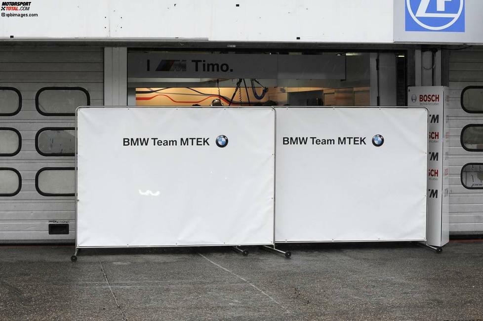 Nämlich hinter den Kulissen - wie hier zu sehen - beim BMW-Team MTEK. Dort bereitete sich Timo Glock akribisch auf seine erste DTM-Saison vor und bestritt, genau wie seine 21 Fahrerkollegen, im Winter erste Testfahrten. Damit die Konkurrenz dabei nicht zu viel erfährt, stellt man in der DTM schon mal Sichtschutz-Wände in der Boxengasse auf...