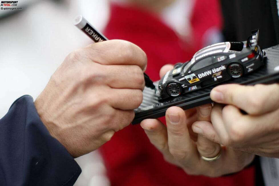Begehrt waren 2013 aber vor allem die Autogramme von DTM-Champion Bruno Spengler, der die Saison 2012 für sich entschieden hatte. Hier lässt ihn ein Fan auf einem Modellauto unterschreiben. Zur Titelverteidigung reichte es trotzdem nicht.
