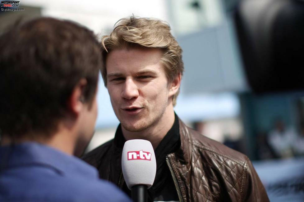 Apropos Fahrerlager: Dort wurden in der Saison 2013 zahlreiche Prominente gesichtet. Das eine oder andere Gesicht in dieser Fotostrecke ist Ihnen sicher aus anderen Rennserien bekannt, wie zum Beispiel jenes von Formel-1-Pilot Nico Hülkenberg, der hier ein Interview gibt.