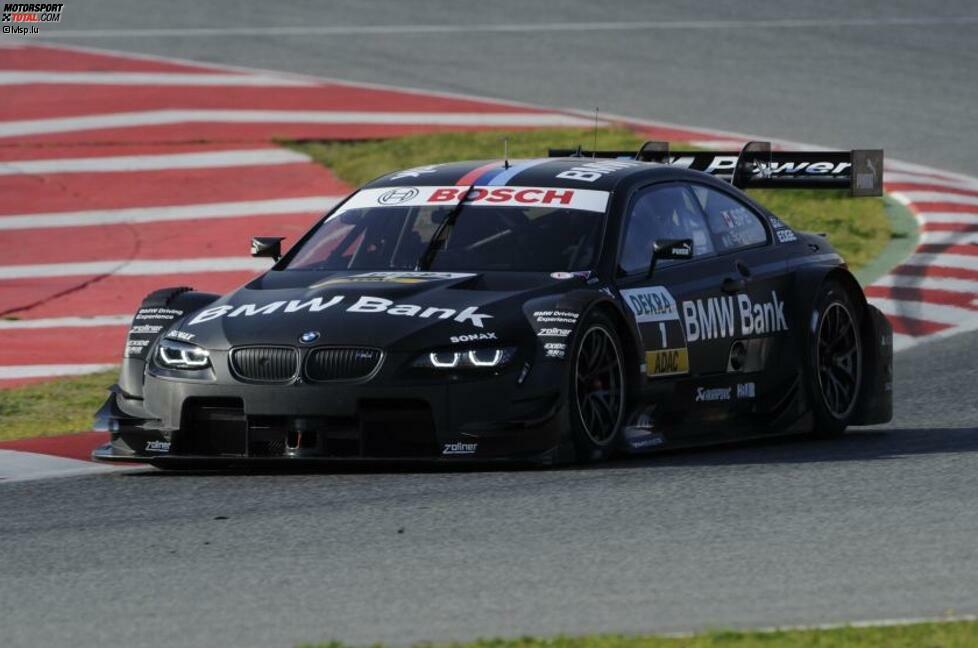 Seine neue Startnummer ist die Eins, seine Lackierung bleibt die gleiche: DTM-Champion Bruno Spengler tritt auch 2013 im karbonschwarzen Design mit den Schriftzügen der BMW-Hausbank an. Sieht cool aus, erinnert aber irgendwie an Unterbodenlack.