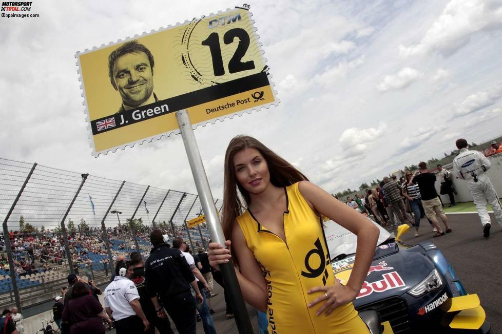 Wenn man vor dem Start nur einen Blick unter den Helm der Piloten werfen könnte, würde man sie dann auch so grinsen sehen wie Jamie Green auf seiner Grid-Tafel? Die Fahrer haben schließlich den besten Blick auf ihr Gridgirl...