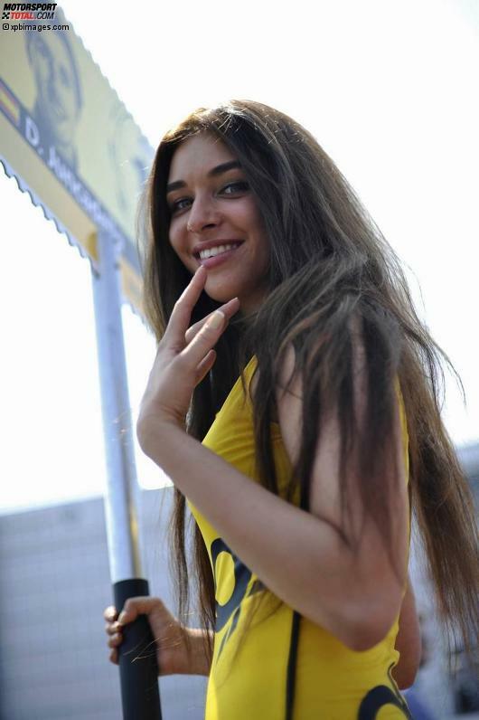 Damit wären wir auch schon mittendrin in der Startaufstellung der DTM. Und dort gibt es einiges zu sehen - nicht nur das Gridgirl von Daniel Juncadella, wie hier im Bild.