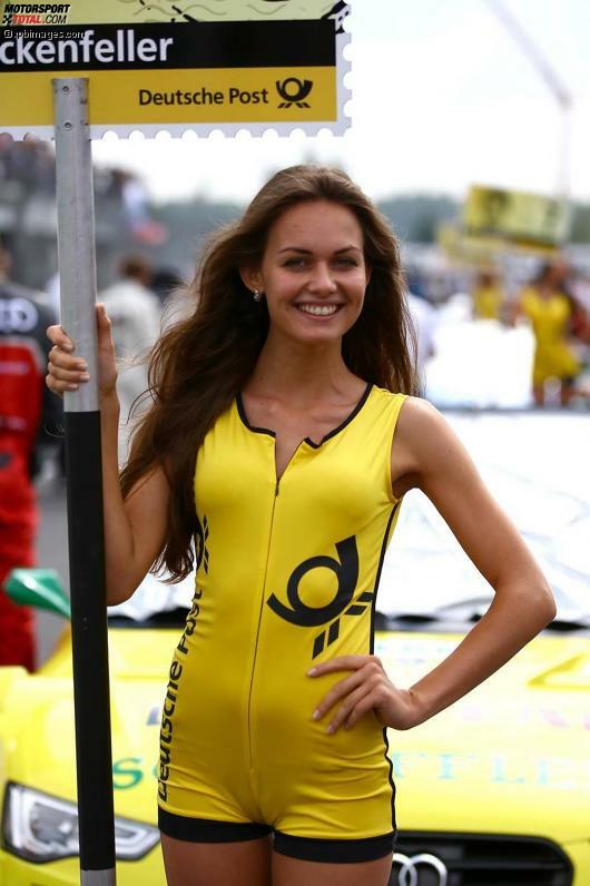 Sonnenschein ist und bleibt aber das Lieblingswetter von Rennfahrern und Fans. Und dann strahlen die Gridgirls auch noch etwas mehr.