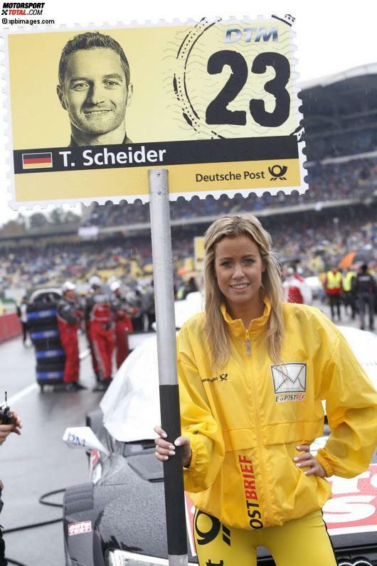 Und was, wenn es noch schlimmer kommt? Keine Bange: Auch bei Regen sind die Gridgirls gut ausgerüstet. Nicht mehr ganz hauteng, aber funktional. Und das Lächeln ist geblieben!