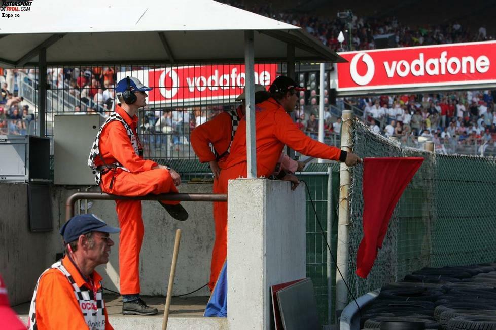 Vom schweren Unfall im Zandvoort-Rennen 2004 gibt es kaum Bilder. Die TV-Kameras schwenkten in Runde 22 plötzlich auf die Unfallstelle, die Streckenposten holten sofort die roten Flaggen heraus.