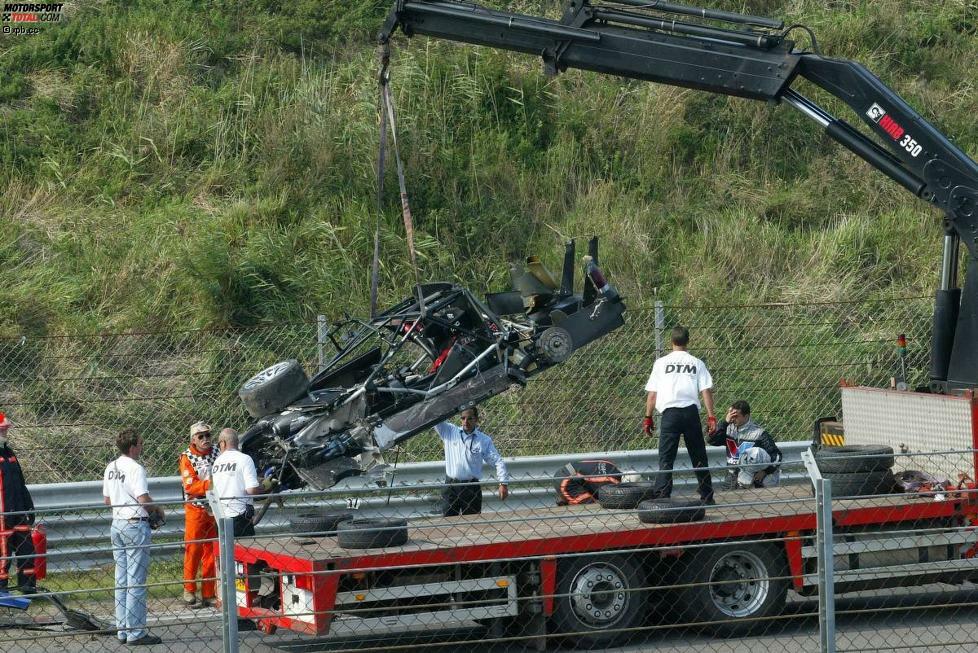 Nahezu alle Anbauteile seines Opel Vectra waren nach dem Crash auf der Start-Ziel-Geraden verteilt. Es blieb vom Wagen nicht viel mehr als das Kerngerippe.