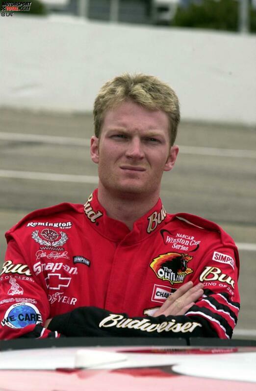 Im Mai 1999 feiert Dale Earnhardt Jr. seine Cup-Premiere im damaligen Winston-Cup (heute Sprint-Cup) und wurde im Coca-Cola 600 in Charlotte 16.