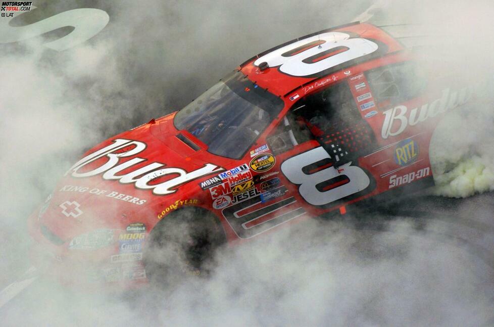 2004 erlebt Dale Jr. seine bis dato beste NASCAR-Saison mit sechs Siegen in Daytona, Atlanta, Richmond, Bristol, Talladega und Bristol. Am Saisonende wird er Fünfter.