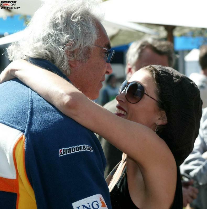 Dannii, die jüngere Schwester von Weltstar Kylie Minogue, gibt hier zwar Flavio Briatore ein Küsschen, kam aber eigentlich durch ihr Techtelmechtel mit Jacques Villeneuve zur Formel 1. Der Weltmeister von 1997 wirkte durch seine Unangepasstheit in jungen Jahren wie ein Magnet auf Frauen.