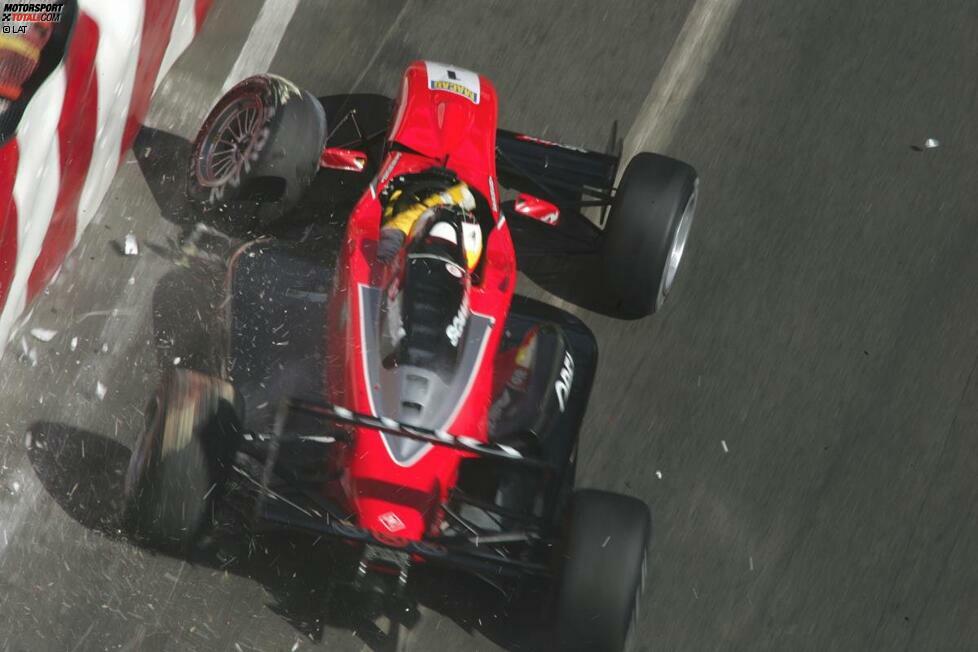 2004 lernten einige der heutigen Formel-1-Piloten die Tücken des Guia-Circuit kennen. So zum Beispiel Giedo van der Garde, der hier sein Formel-3-Auto an der Leitplanke anlehnt, was ihm die Radaufhängung übel nimmt.