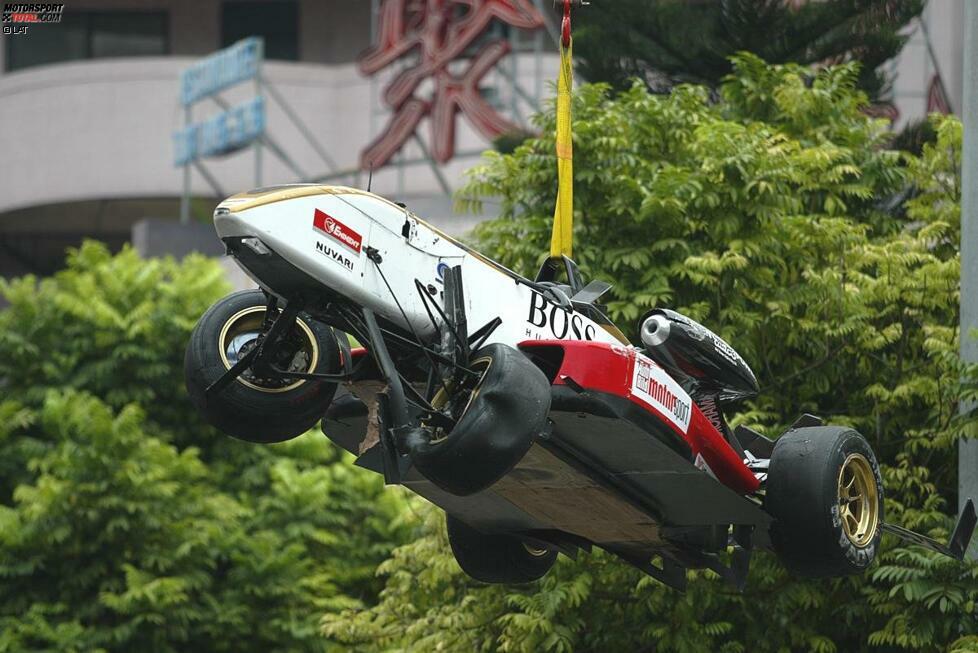 Auch Nico Rosbergs Reisen nach Macao waren nicht von Erfolg gekürt. Auf dem Podium landete der jetzige Silberpfeil-Pilot nie - sein Bolide dafür im Jahr 2004 am Abschlepphaken.