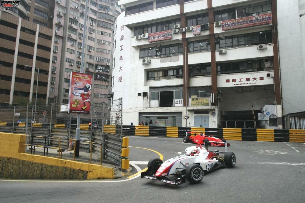Besser erging es Adrian Sutil, der als Dritter auf das Podium fuhr. Im Ziel lag der Deutsche nur zwei Sekunden hinter Sieger Mike Conway, der damals für das Formel-3-Team von Kimi Räikkönen fuhr.