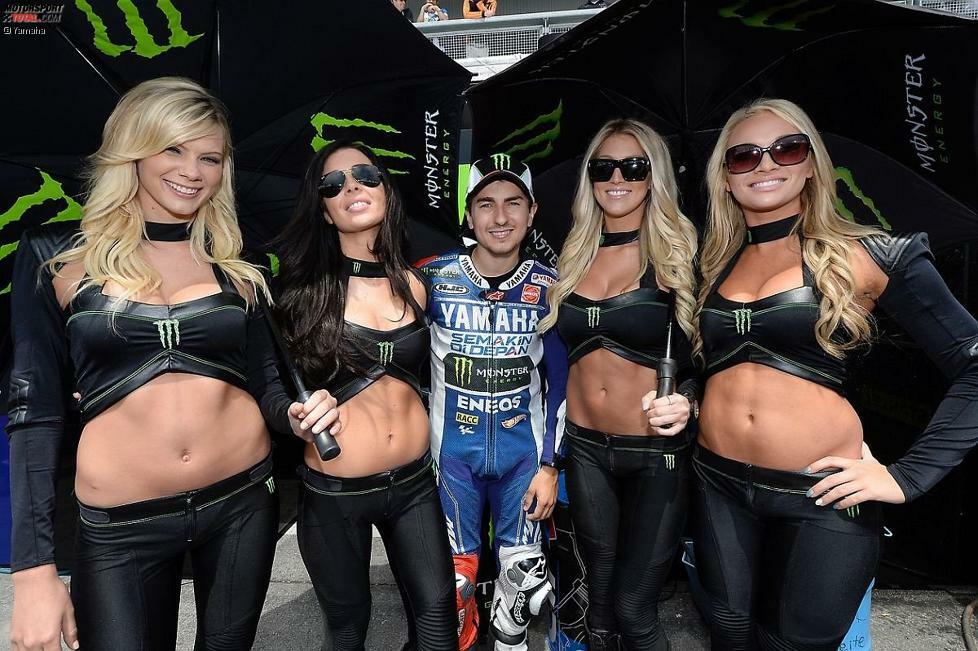 Der Weltmeister hat sie alle: Dank Sponsor Monster tummeln sich die Grid-Girls auch beim Yamaha-Werksteam.