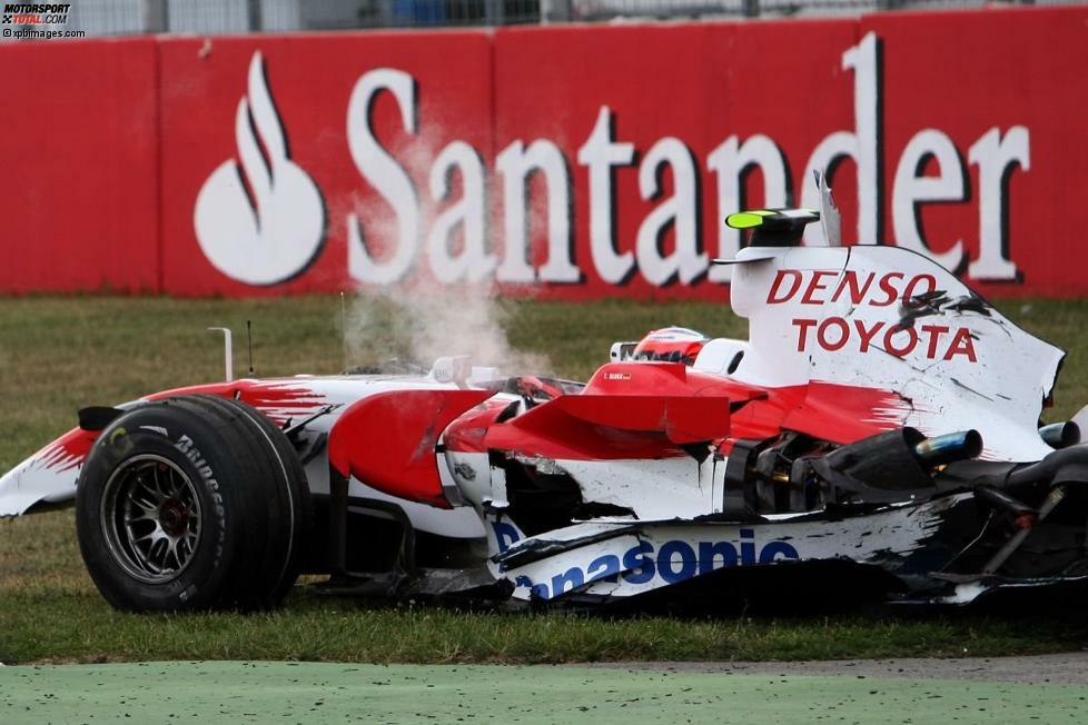 Eine gebrochene Spurstange wirft Timo Glock in Hockenheim 2008 mächtig von der Bahn. Den schlimmen Unfall übersteht der sympathische Hesse allerdings ohne größere Blessuren. Es bleiben auch keine mentalen Lasten. Nur zwei Wochen später setzt Glock das erste große Highlight.