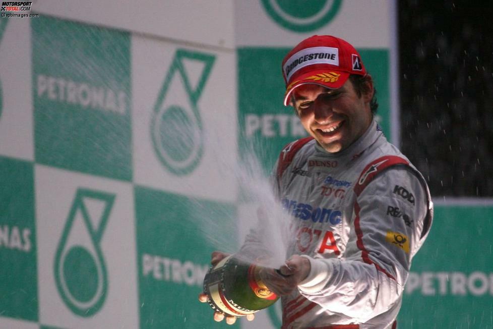 Im Folgejahr darf Timo Glock gleich zweimal mit Champagner spritzen. Beim Grand Prix in Malaysia fährt der Toyota-Pilot auf Rang drei. Das Rennen wird wegen starker Regenfälle vorzeitig abgebrochen. 