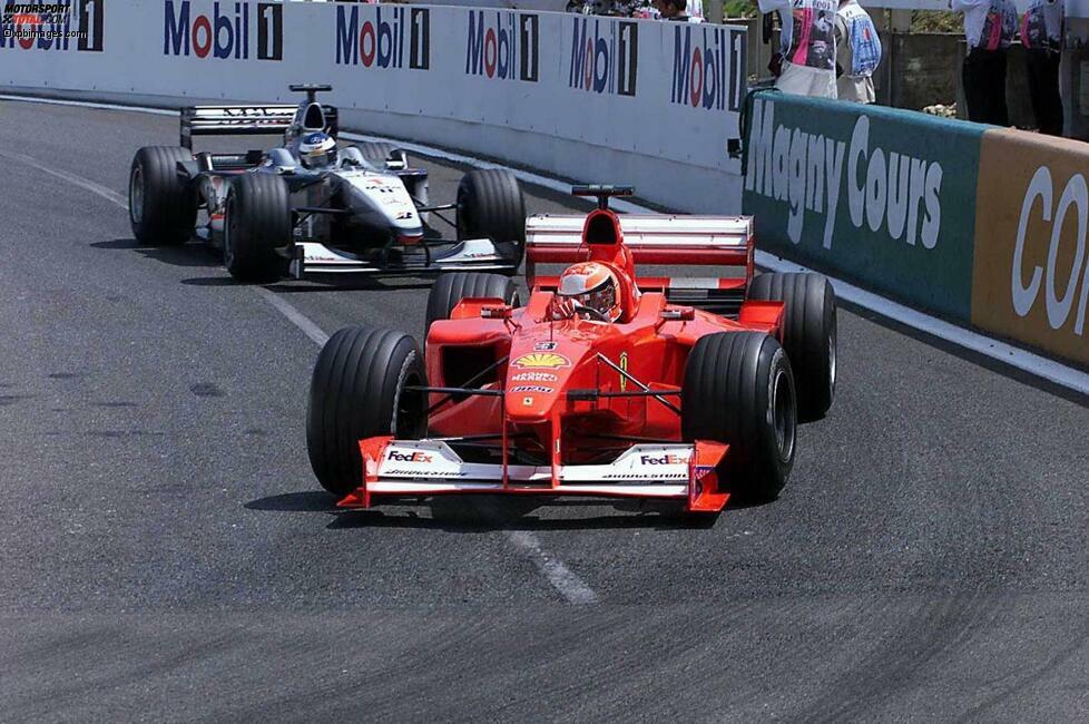 ... aber immer öfter ist es andersrum: Schumacher vor Häkkinen. In Suzuka, also ein Rennen vor Schluss, fixiert der Deutsche dann auch den ersten Ferrari-WM-Titel seit 21 Jahren.