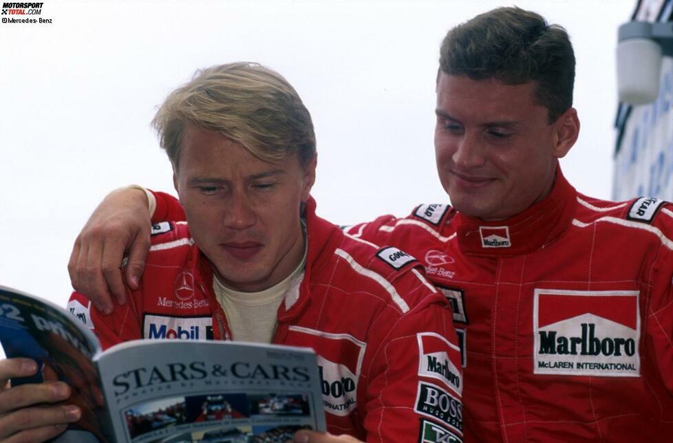 Häkkinen fährt schon 1993 das erste Mal auf das Podium (Suzuka), legt 1994 sechs weitere Podestplätze obendrauf und wird WM-Vierter. Ab 1996 ist David Coulthard sein neuer Teamkollege.