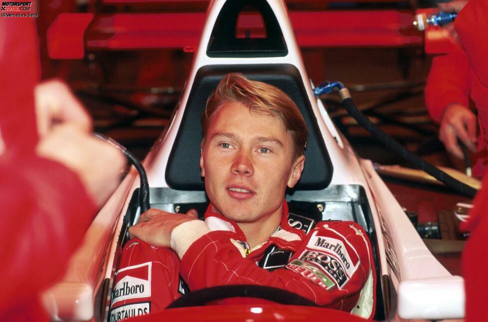 Auch in der Formel 1 läuft die Karriere jetzt nach Wunsch. Häkkinen wechselt 1993 als Ersatz für den glücklosen Michael Andretti zu McLaren und ist gleich im ersten Qualifying schneller als der große Ayrton Senna. Auf dessen Frage, wie er das hinbekommen habe, antwortet Häkkinen der Legende nach: 