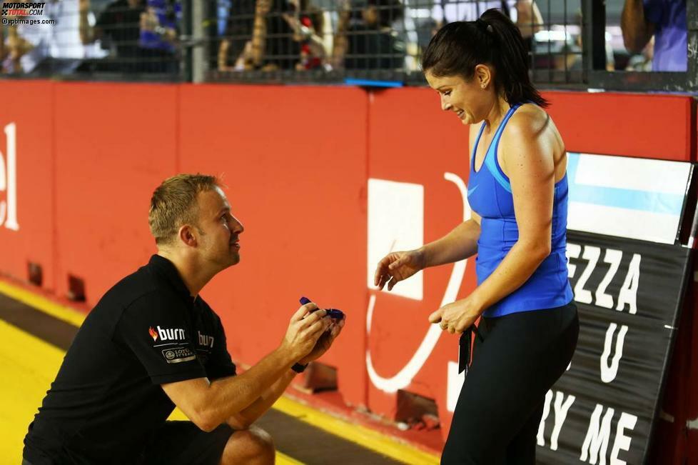 Nämlich ihr Boyfriend Nick, der die Jogging-Runde seiner Liebsten bei Start und Ziel abwartet - mit einem Verlobungsring in der Tasche...
