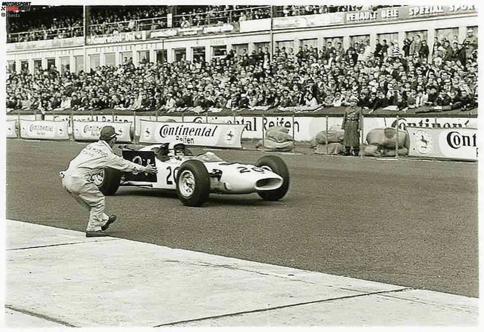 1964 tritt der japanische Automobil-Hersteller Honda zum ersten Mal mit einem komplett selbstgebauten Fahrzeug in der Formel 1 an. Das Bild zeigt das Renndebüt des Rennstalls beim Großen Preis von Deutschland.