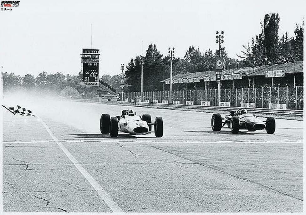 John Surtees (im Bild links) holt in Monza 1967 den zweiten Formel-1-Rennsieg für Honda - etwa eine Wagenlänge vor Jack Brabham. Am Saisonende belegt der Brite für Honda den vierten Platz in der Fahrerwertung. 1968 beendet der Hersteller sein Engagement in der Formel 1 vorläufig.