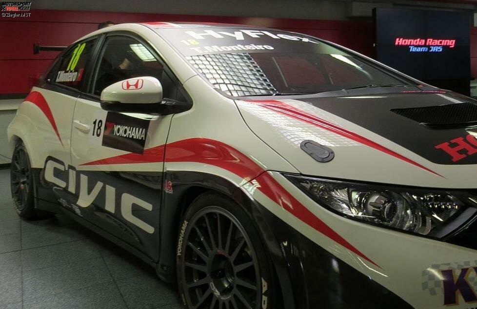 Willkommen im Showroom! Ein in den Honda-WTCC-Farben beklebter Honda Civic in der Straßenversion stimmt die Gäste der Teampräsentation auf die bevorstehenden Stunden bei JAS in Arluno (Italien) ein. Nach einigen Bildern auf der Videoleinwand im Hintergrund beginnt die Führung durch die Werkshallen.