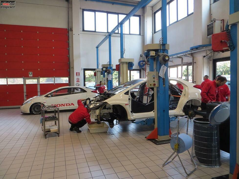 Nebenan das Herzstück des Werksgeländes: In dieser Halle werden die WTCC-Autos auf ihre Einsätze vorbereitet. Im Bild sind die beiden 2013er-Testfahrzeuge zu sehen, mit denen das Team in Cremona unterwegs war.