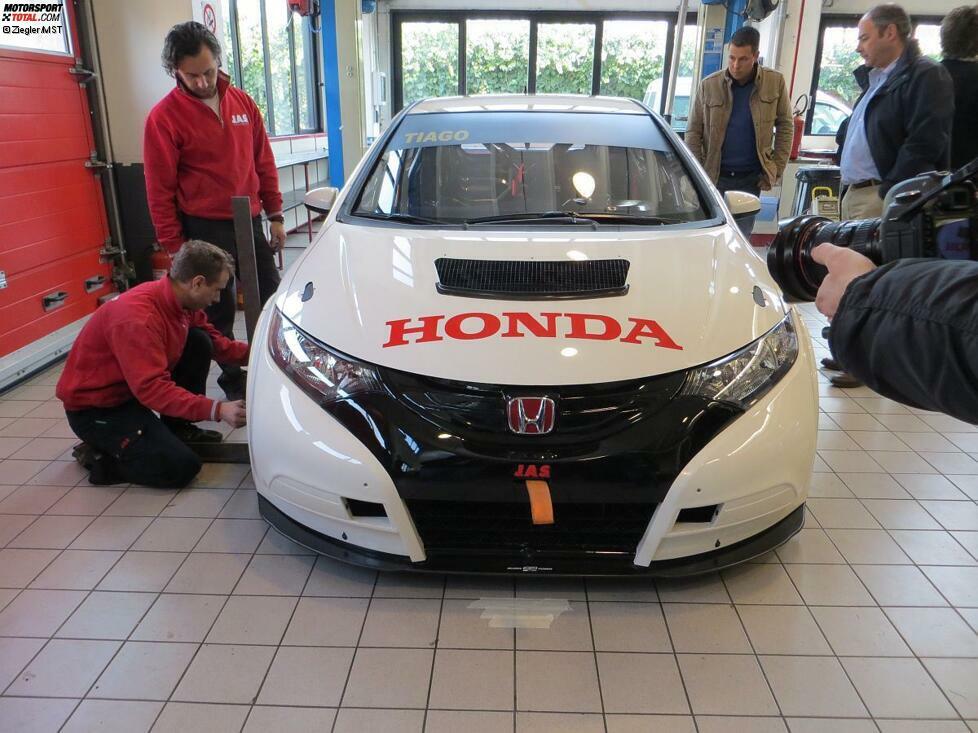 Der Honda Civic von Tiago Monteiro wird auseinandergenommen und gewartet. Der nächste Test ist schließlich nur wenige Tage entfernt. Und es gibt noch so viel zu tun...
