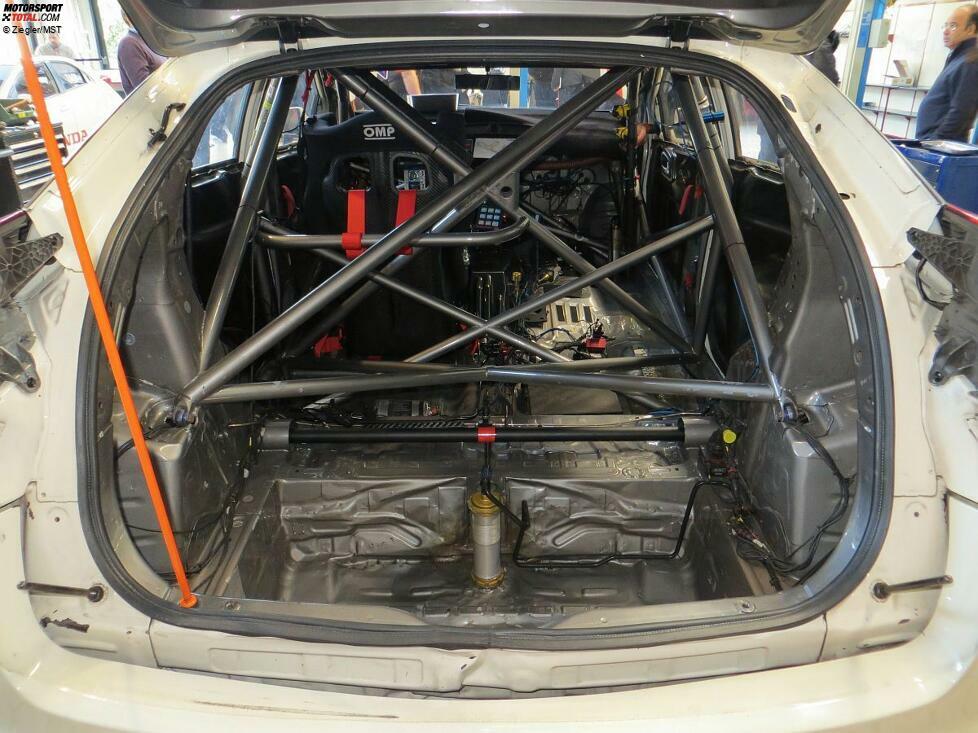 Blick ins Heck eines Honda-WTCC-Autos: So sieht ein Rennwagen also von innen aus.