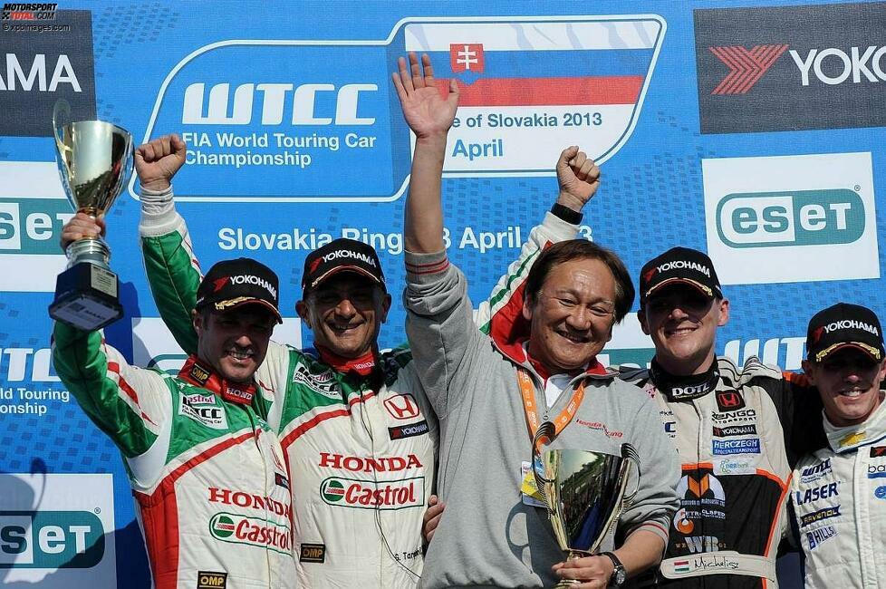 Für Honda ist das Rennwochenende auf dem Slovakiaring ein voller Erfolg. Hinter Gabriele Tarquini fahren Tiago Monteiro und Kundenteam-Pilot Norbert Michelisz über die Linie. Honda feiert einen Dreifachsieg.