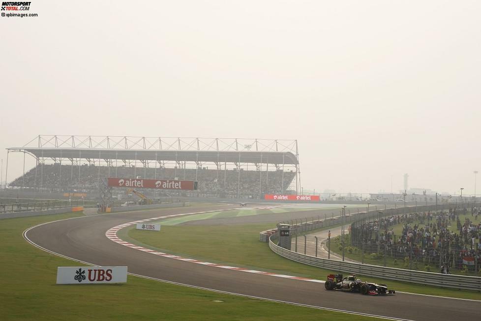 Obwohl der Buddh International Circuit auf einem recht flachen Landstück erbaut wurde, bietet die Strecke viele künstliche Höhenunterschiede. Während der Bauphase wurden über vier Millionen Tonnen Erde bewegt. Alleine zwischen den Kurven eins und drei steigt die Strecke um 14 Meter an.
