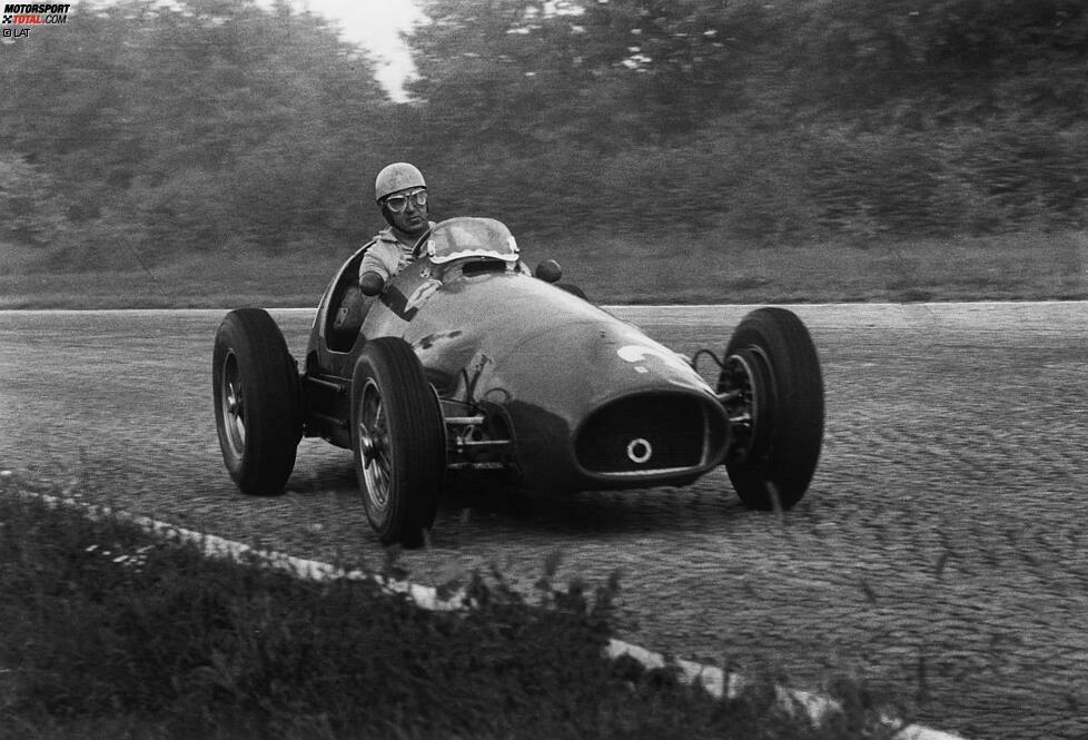 Je nach Betrachtungsweise hat Alberto Ascari den Rekord für die meisten Rennsiege in Serie inne. Vom Großen Preis von Belgien 1952, dem dritten Rennen des Jahres, bis zum gleichen Grand Prix im Jahr darauf (dem vierten von neun Saisonrennen) siegte Ascari bei neun Grands Prix in Folge. Dazwischen ließ er jedoch das Indy 500 der Saison 1953 aus - und damals zählte dieses Rennen zur Formel-1-WM. Um den Rekord von Ascari einzustellen, müsste Sebastian Vettel alle verbleibenden Saisonrennen gewinnen.