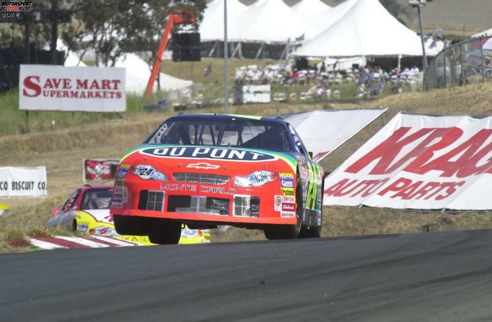 Auf dem kalifornischen Rundkurs von Sonoma gelingt Jeff Gordon einer von drei Siegen in der Saison 2000. Die anderen beiden kommen in Talladega (50. Sieg in Gordons Cup-Karriere) und Richmond zustande, doch mehr als Rang neun in der Gesamtwertung ist in der ersten Saison ohne Ray Evernham nicht drin.