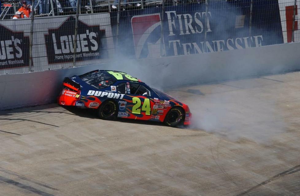 In der ersten Saisonhälfte 2002 läuft für Jeff Gordon rein gar nichts zusammen. Zum einen bestimmen Abflüge wie der in Bristol das Bild, zum anderen ...