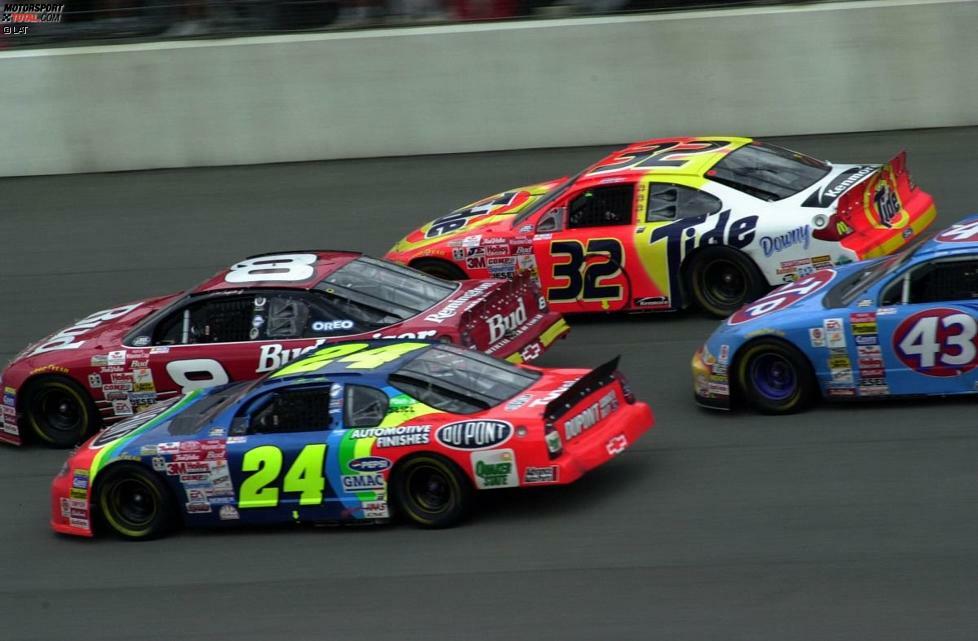 Nachdem Jeff Gordon in der Saison 1999, der letzten unter Crewchief Ray Evernham, noch sieben Saisonsiege an Land ziehen konnte, läuft im darauffolgenden Jahr zunächst nicht viel zusammen. Der knallbunte Hendrick-Chevy mit der Startnummer 24 fährt meist nur im Mittelfeld. So muss sich der dreimalige NASCAR-Champion mehr als nur einmal sogar dem DEI-Chevrolet von Rookie Dale Earnhardt Jr. (Startnummer 8) geschlagen geben.