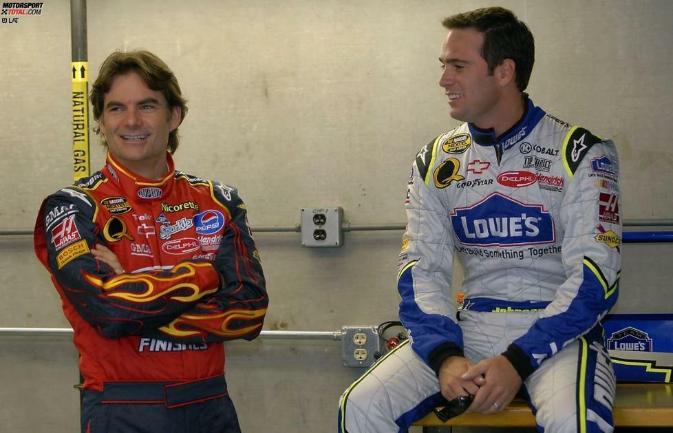 Zwar gewinnt Jeff Gordon nur eine Woche nach Talladega auch das Herbstrennen in Charlotte, gegen Hendrick-Teamkollege Jimmie Johnson hat der frischgebackene Vater trotzdem keine Chance. Johnson gewinnt in Martinsville, Atlanta, Fort Worth und Phoenix vier Chase-Rennen hintereinander und holt sich seinen zweiten NASCAR-Titel. Mentor Jeff Gordon bleibt nach 1996 zum zweiten Mal in seiner Karriere 