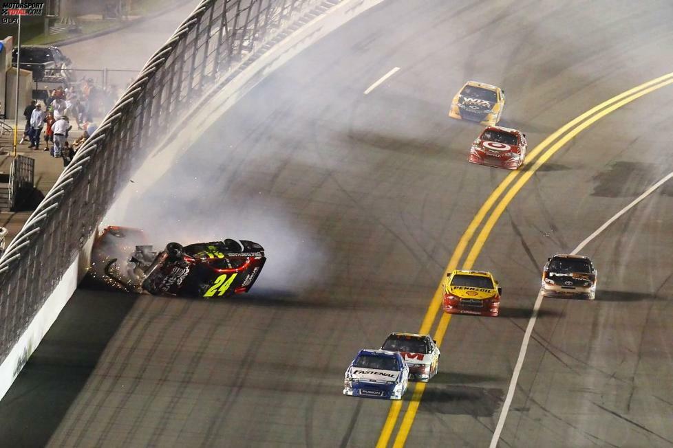 ... beim nicht zur Meisterschaft zählenden Budweiser Shootout liefert Jeff Gordon erstmals in seiner NASCAR-Karriere einen Überschlag ab. Der wilde Ritt auf dem Dach endet glimpflich: Gordon bleibt unverletzt.